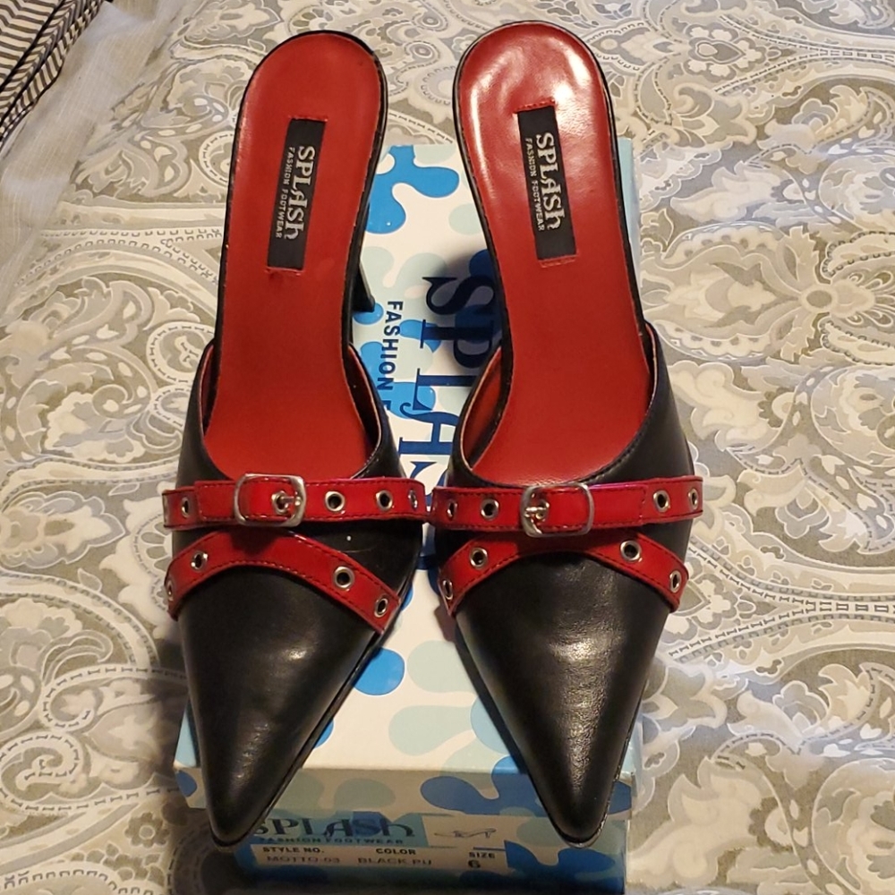 Splash pointed toe pumps